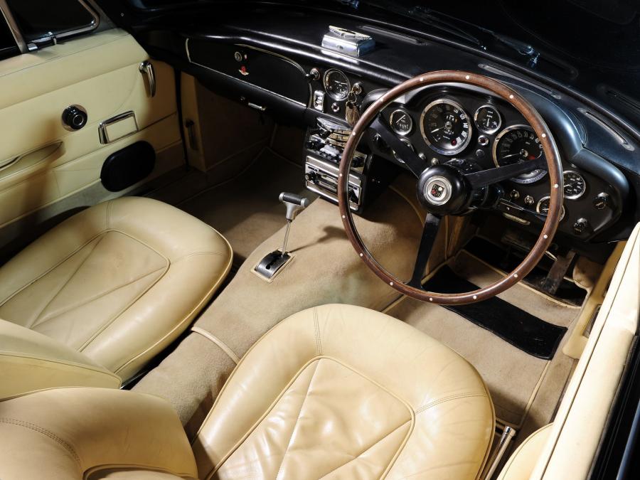 Интерьер Aston Martin DB6 Volante 1966 года  (UK) (фото 11 из 16)
